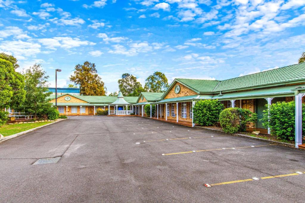 um parque de estacionamento vazio em frente a um edifício em Quality Inn Penrith Sydney em Penrith