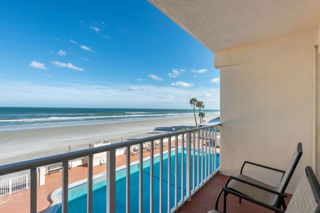 einen Balkon mit Blick auf den Strand und das Meer in der Unterkunft Quality Inn Daytona Beach Oceanfront in Daytona Beach