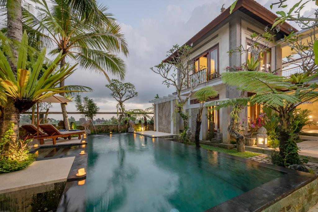 una piscina frente a una villa en Prabhu Ubud Villa, en Ubud