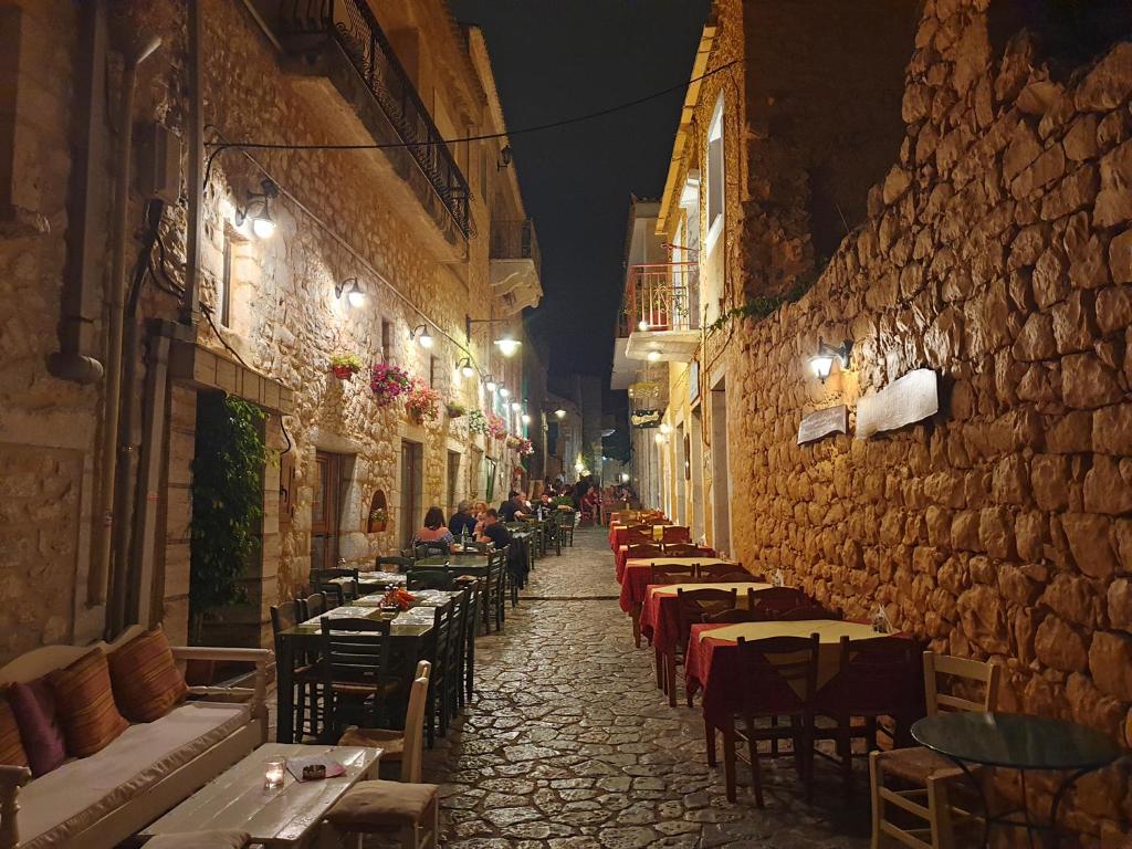 Reštaurácia alebo iné gastronomické zariadenie v ubytovaní Anaroussa Diros Maisonette