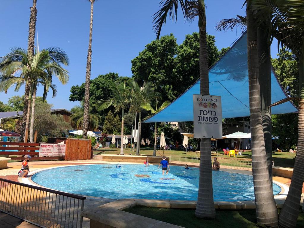 Bazén v ubytování Kfar Maccabiah Business & Sport Hotel nebo v jeho okolí