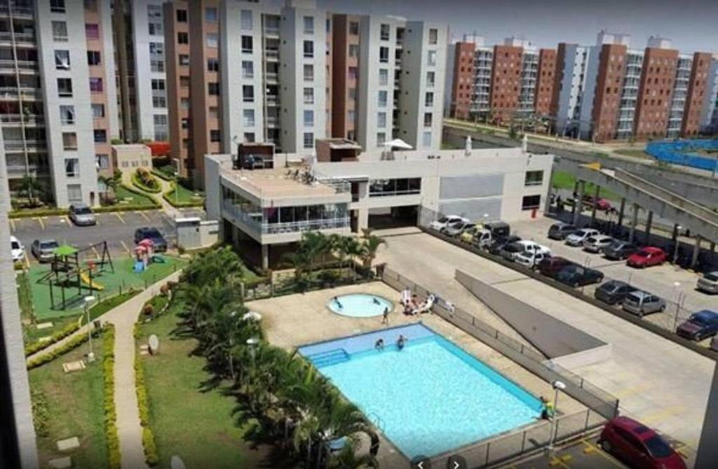 una vista aérea de una piscina en una ciudad en Supercondo! Home Away From Home (mi Casa Tu Casa), en Cali