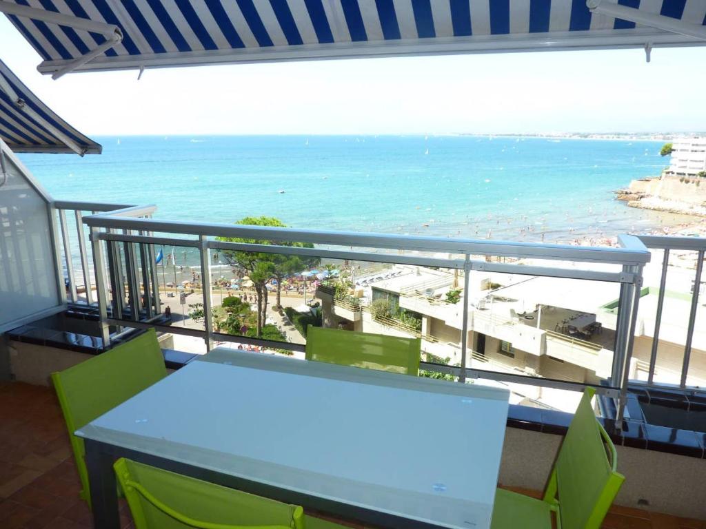 a balcony with a table and chairs and the ocean at Primera Linea de Mar Portaventura in Salou