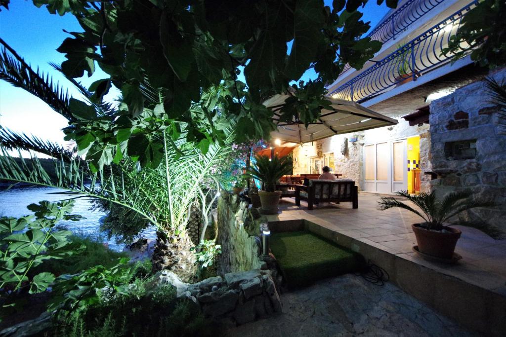 Vonkajšia záhrada v ubytovaní Apartments Villa Hraste Hvar