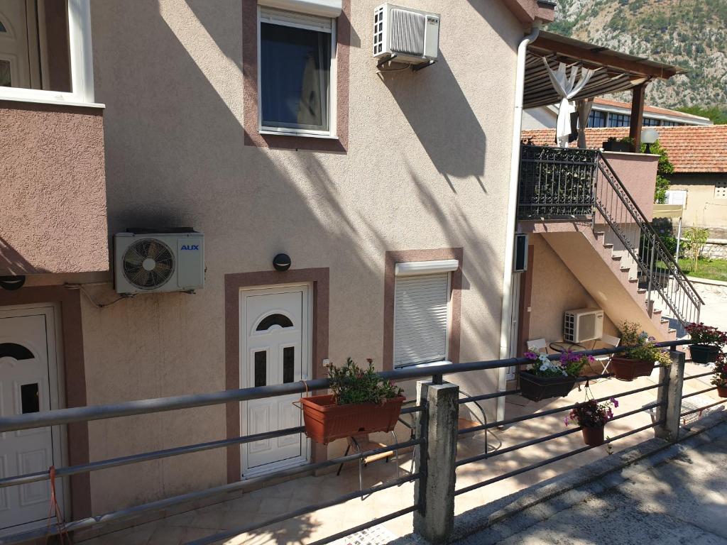 ein Gebäude mit Topfpflanzen nebeneinander in der Unterkunft Apartment ALEKSANDAR in Kotor