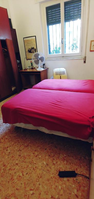 een slaapkamer met een groot bed met een rode deken bij CozyandCalm in Florence