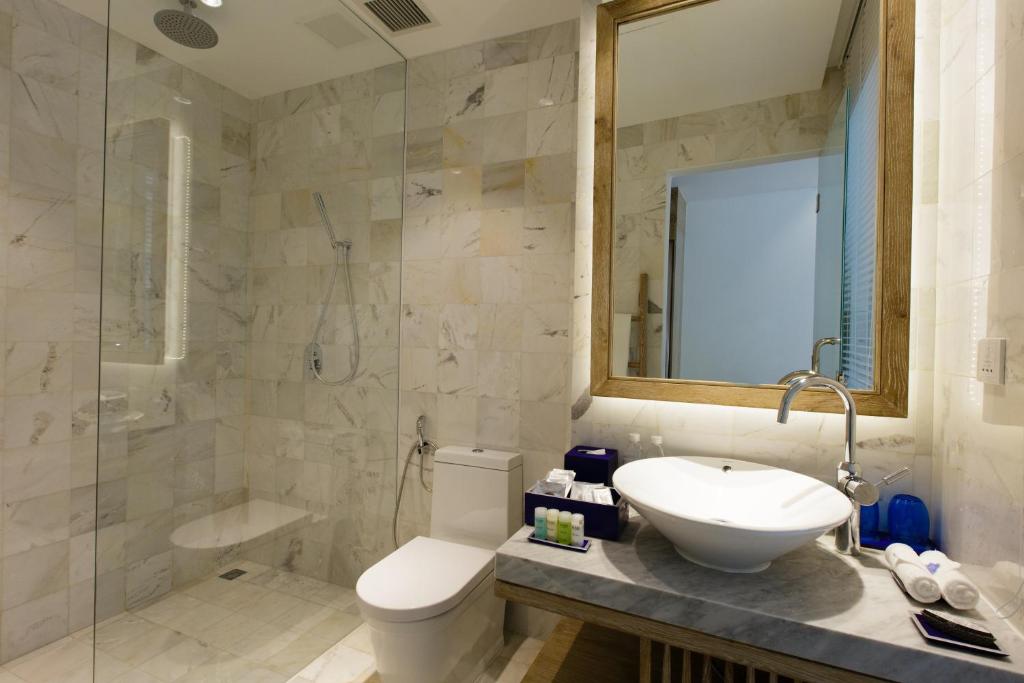 Phòng Deluxe Có Giường Cỡ King Và Ban Công - Nhìn Ra Hồ Bơi/Thành Phố
