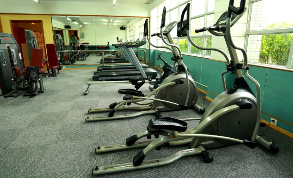 Fitness centrum a/nebo fitness zařízení v ubytování Pantower International Hotel