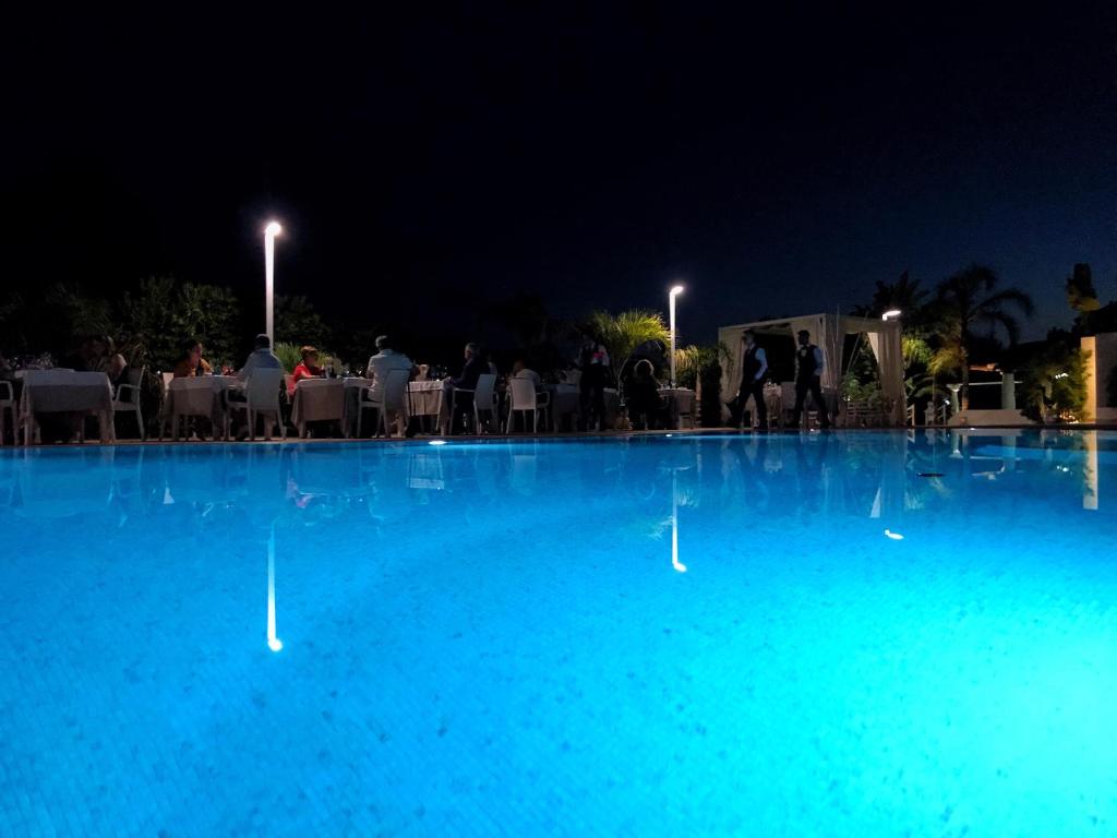 Bazén v ubytování Blu Tropical Resort nebo v jeho okolí