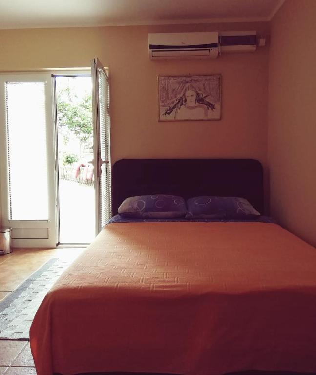 Postel nebo postele na pokoji v ubytování Risan center apartment