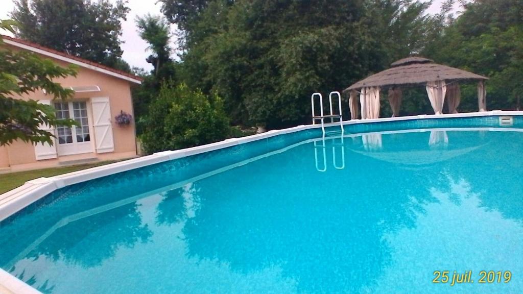 Πισίνα στο ή κοντά στο Le Clos des Palombes WIFI CLIMATISATION