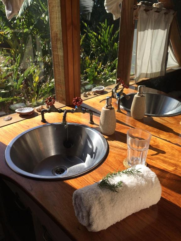 un lavandino in un bancone in legno con finestra di Driftwood Treehouse a Sunrise-on-Sea