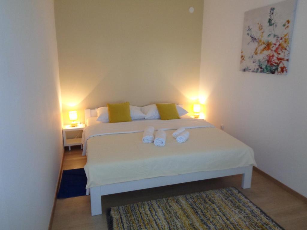 - une chambre avec un lit et 2 serviettes dans l'établissement Nena's Place, à Rijeka