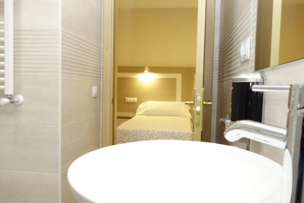 Postel nebo postele na pokoji v ubytování Hostal Toledo