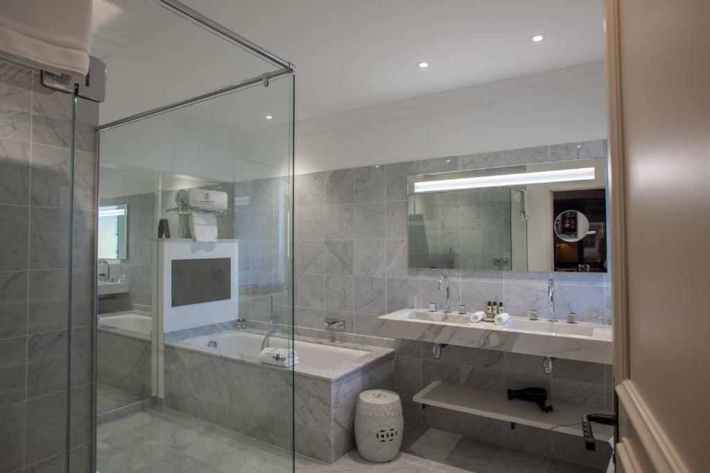 Koupelna v ubytování Le Phébus & Spa – Relais & Châteaux