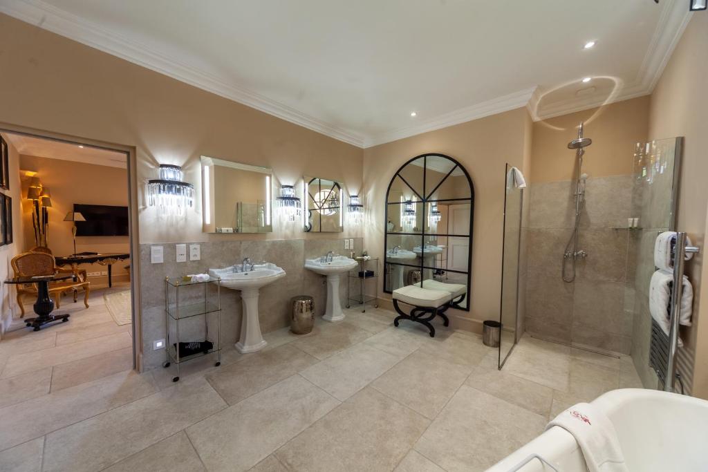 Koupelna v ubytování Le Phébus & Spa – Relais & Châteaux