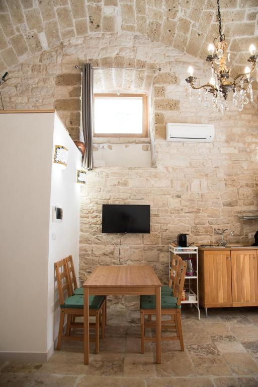Telewizja i/lub zestaw kina domowego w obiekcie Piazza Duomo - Medieval Puglia's House