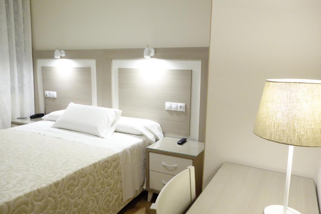 Postel nebo postele na pokoji v ubytování Hostal Toledo