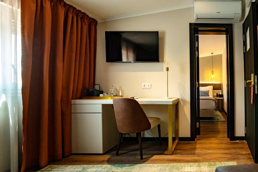 
Deluxe Room (2 Adults + 1 Child)
