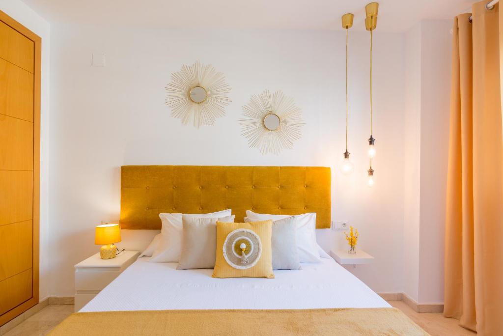 Posteľ alebo postele v izbe v ubytovaní Charming apartment on the beach - Pool and parking