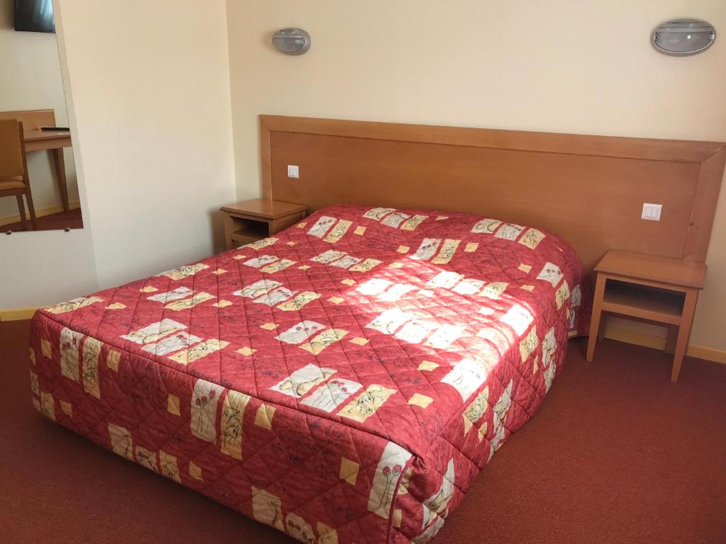 Postel nebo postele na pokoji v ubytování Hôtel La Colombiere Cantal