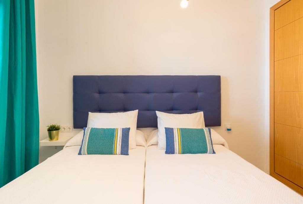 Posteľ alebo postele v izbe v ubytovaní Charming apartment on the beach - Pool and parking