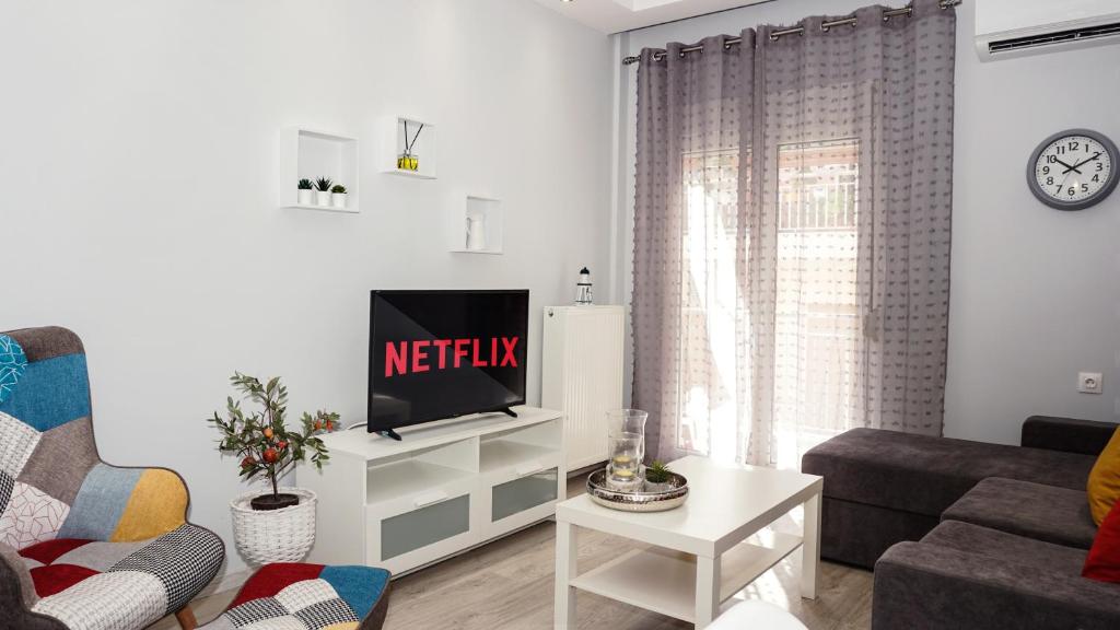 Televízia a/alebo spoločenská miestnosť v ubytovaní Cozy home in Thessaloniki center