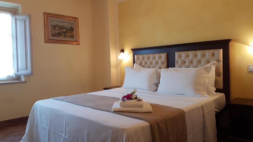 A bed or beds in a room at Casal Sant'Elena