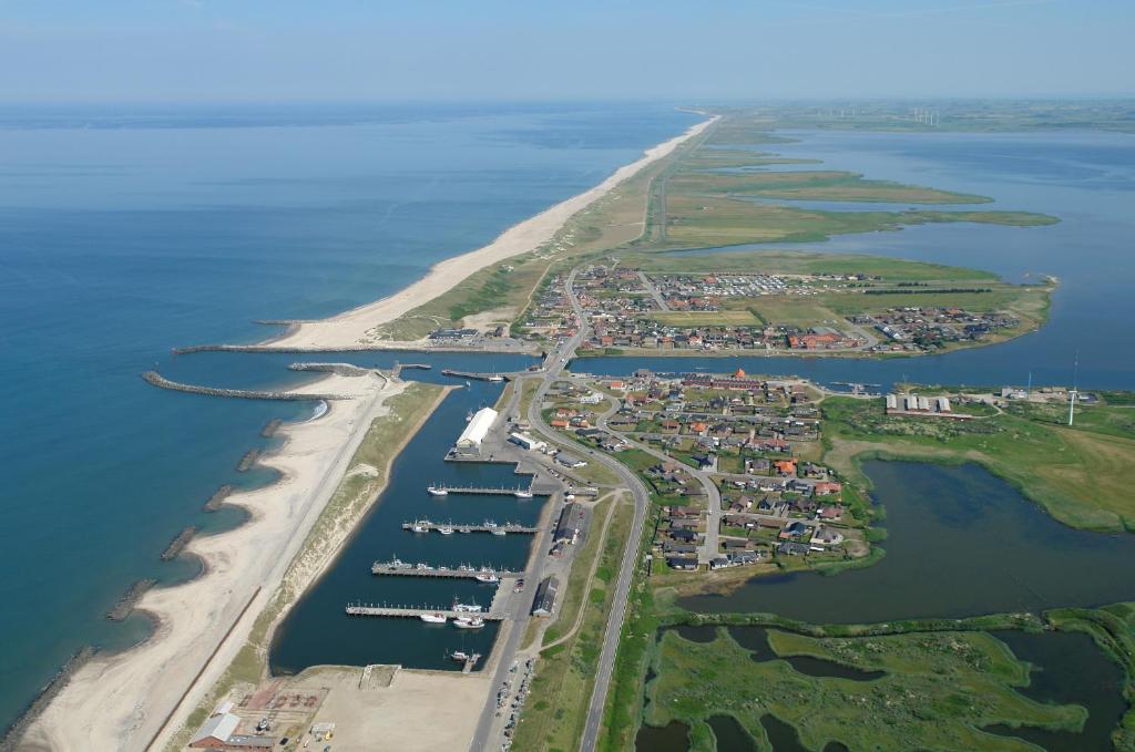 uma vista aérea de uma pequena ilha na água em Thorsminde Camping & Cottages em Thorsminde