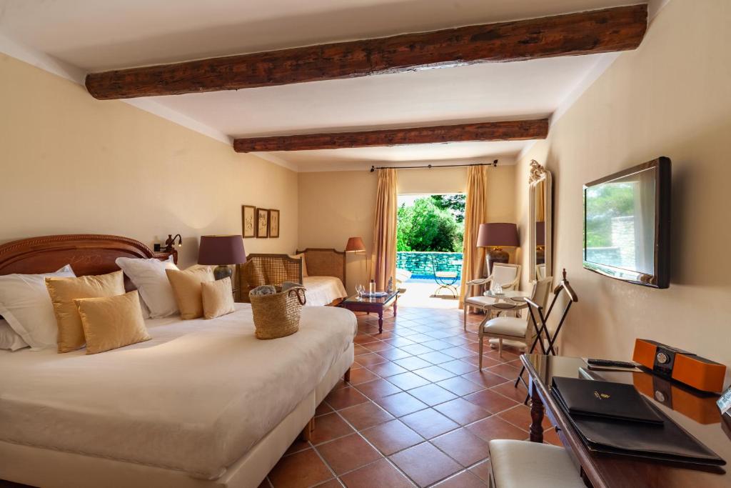 TV a/nebo společenská místnost v ubytování Le Phébus & Spa – Relais & Châteaux