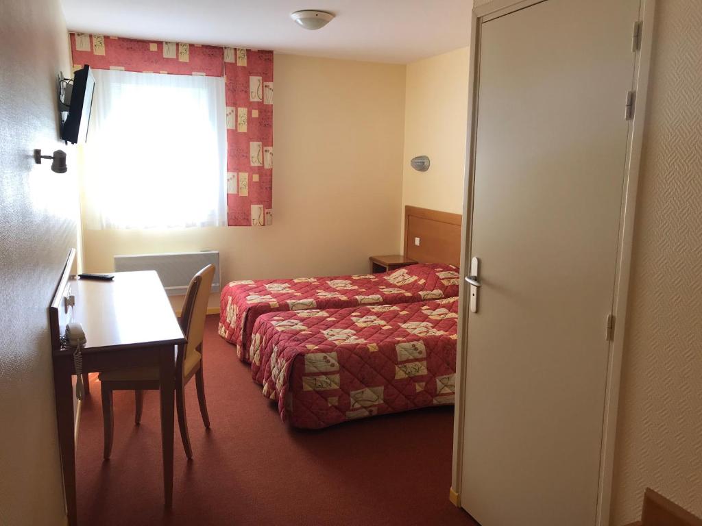 Postel nebo postele na pokoji v ubytování Hôtel La Colombiere Cantal