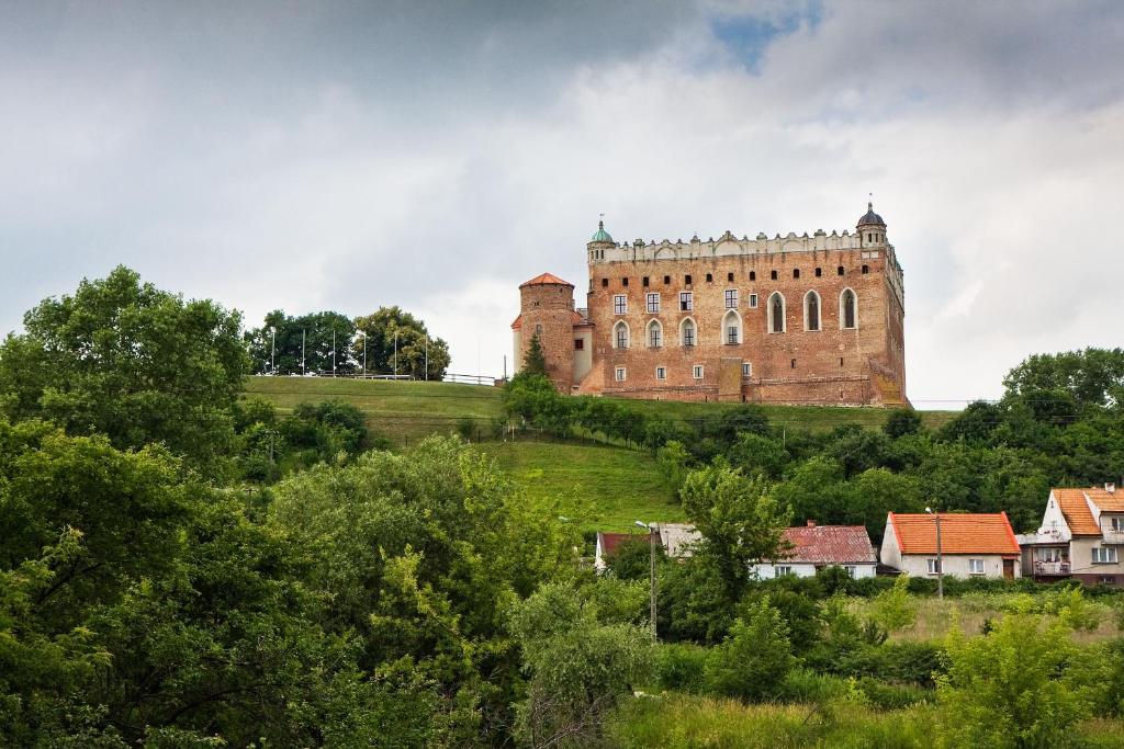 ein großes Schloss auf einem Hügel in der Unterkunft Zamek Golubski in Golub-Dobrzyń