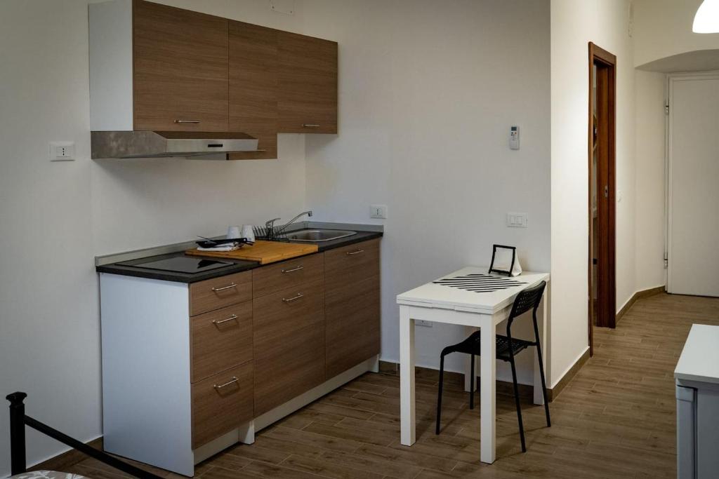 a kitchen with a white table and a counter at Casa Concerie Due in Sulmona