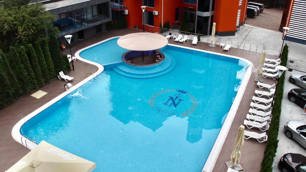 Bazén v ubytování Hotel Neptun Kvariati nebo v jeho okolí