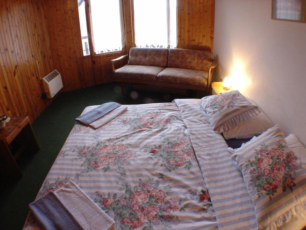 Katil atau katil-katil dalam bilik di Lovecký hotel Jívák