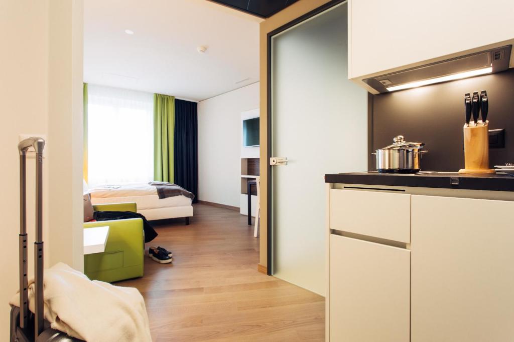 Letto o letti in una camera di harry's home Dornbirn hotel & apartments