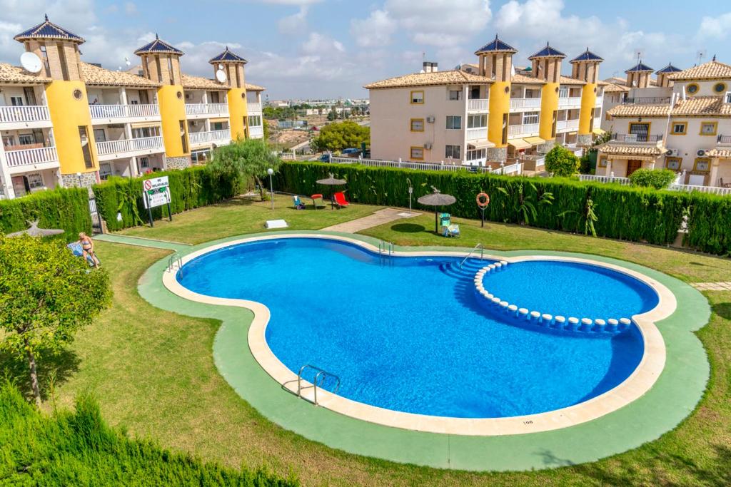 zdjęcie basenu w ośrodku wypoczynkowym w obiekcie Best House Rubi w mieście Playas de Orihuela