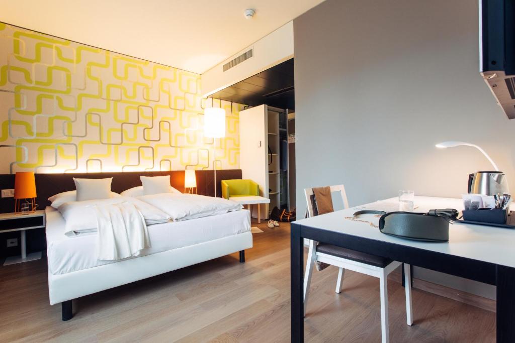 Letto o letti in una camera di harry's home Dornbirn hotel & apartments