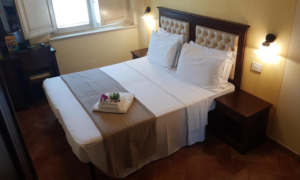 A bed or beds in a room at Casal Sant'Elena