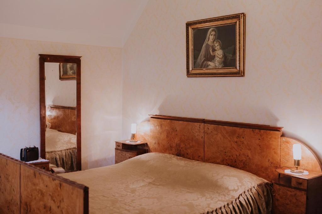 Postel nebo postele na pokoji v ubytování Koroška hiša Pri lipi, Boutique hotel