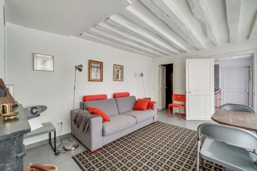 - un salon avec un canapé et une table dans l'établissement Saint Germain dès Pres Paris VI° - Unit 003, à Paris