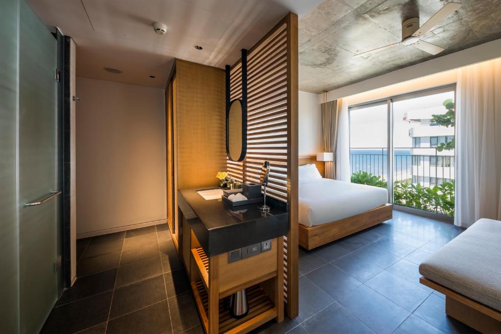 Phòng Deluxe Giường Đôi Có Ban Công & Tầm Nhìn Ra Một Góc Biển