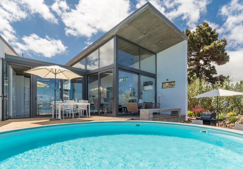 eine Villa mit einem Pool und einem Haus in der Unterkunft BLUE Casa by VILLA HAHN in Puntagorda