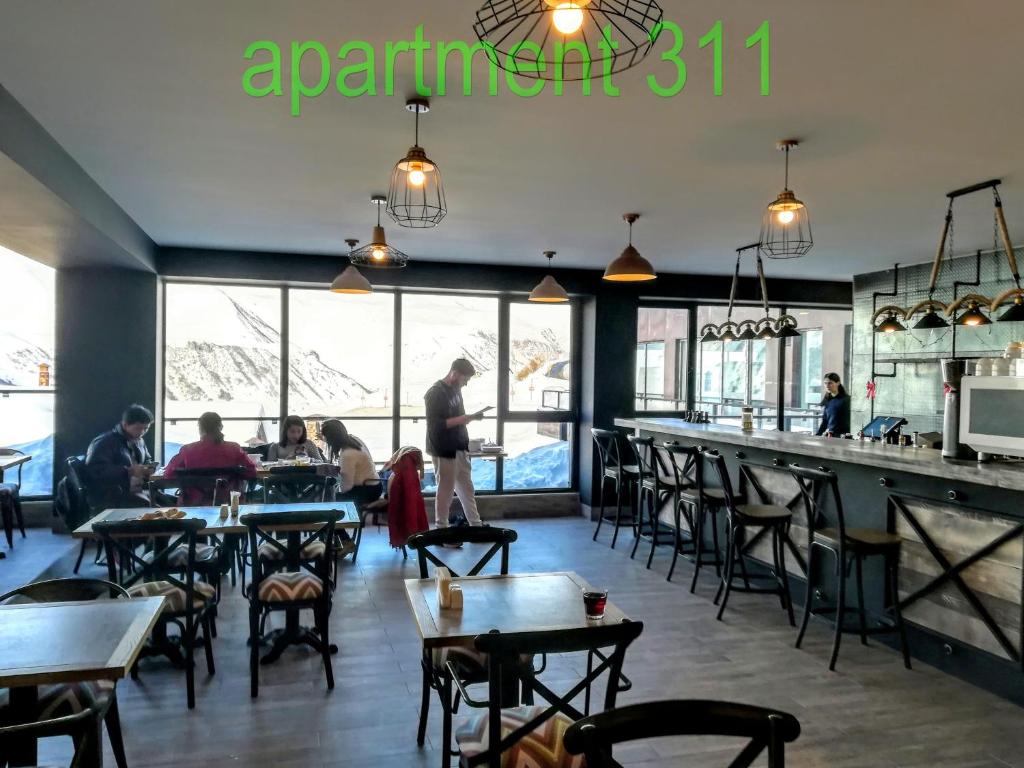 Restaurace v ubytování Apartment N503 Gudauri Loft