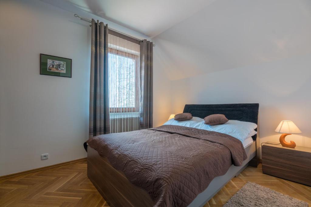 Łóżko lub łóżka w pokoju w obiekcie RentPlanet - Apartamenty Szrenica