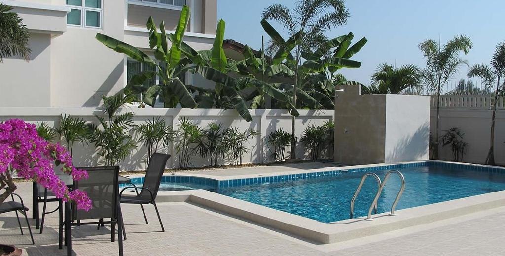 Bazén v ubytování Chaam Pool Villa Baanusabai nebo v jeho okolí