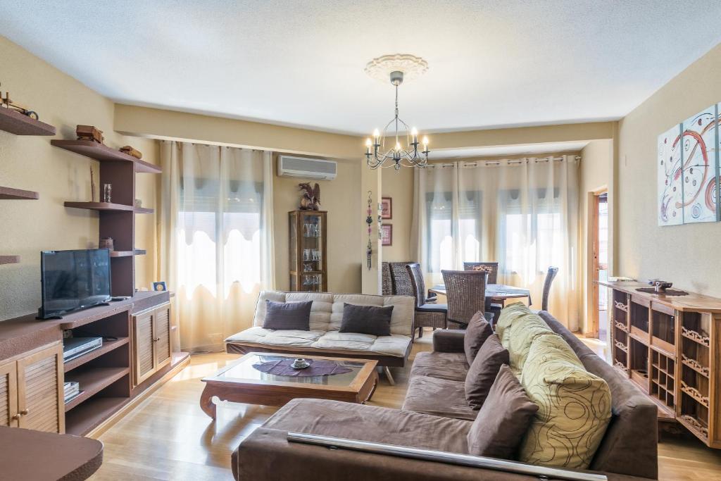 Televízia a/alebo spoločenská miestnosť v ubytovaní APARTAMENTOS TURISTICOS TURISToledo