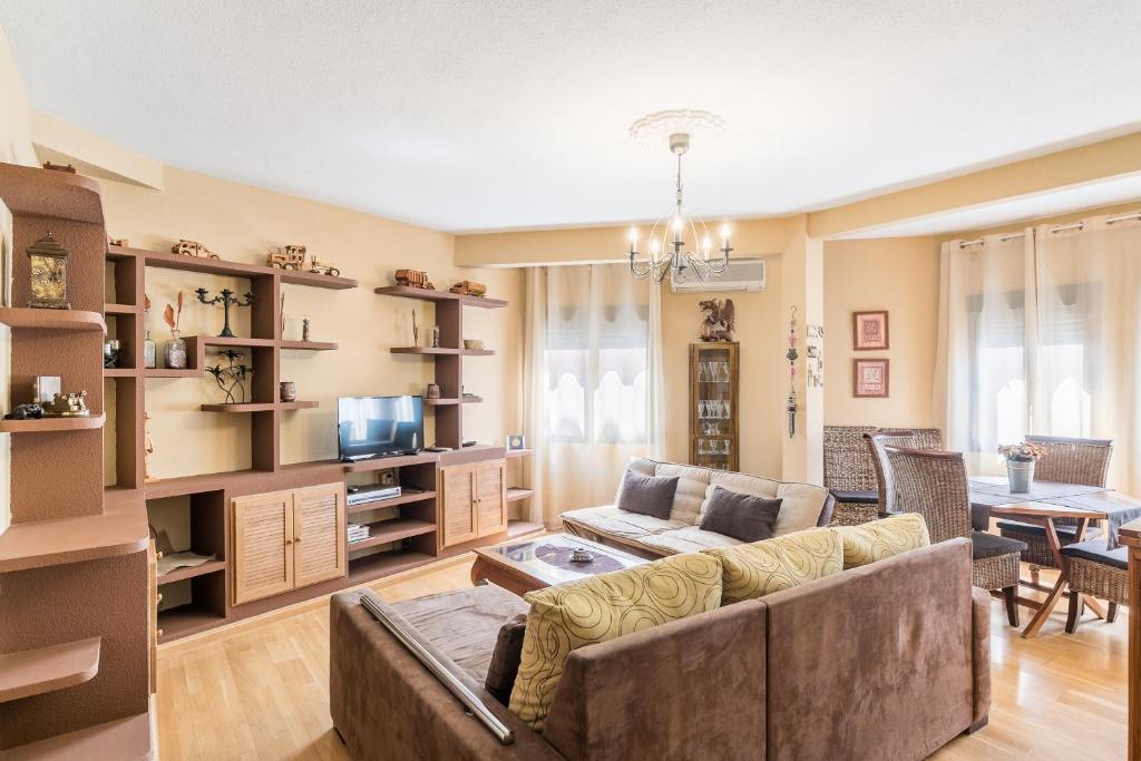 Televízia a/alebo spoločenská miestnosť v ubytovaní APARTAMENTOS TURISTICOS TURISToledo