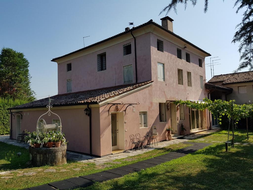 a large house with a yard in front of it at Agriturismo San Michele in Vicenza