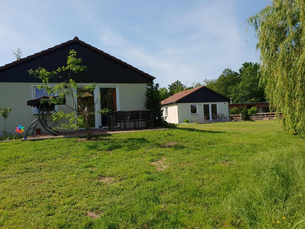 una casa con un gran patio con una casa en Landhof-Erkner, en Erkner